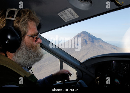 Alaskan bush pilote aux commandes passé Volcan Augustine Banque D'Images