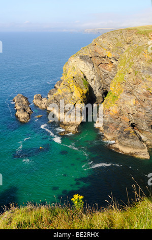 Falaises de la bouche de l'enfer sur la côte atlantique de Cornwall, Angleterre, Royaume-Uni, Europe Banque D'Images