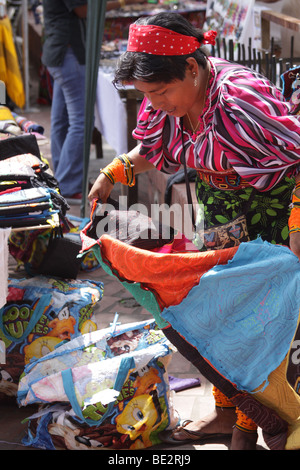 Femme indienne Kuna avec quelques molas à un marché de rue dans la ville de Panama. Banque D'Images