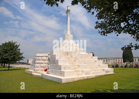 Memorial et pierres tombales à Tyne Cot, plus grand cimetière du Commonwealth, Passchendaele, près d'Ypres, Belgique. Banque D'Images