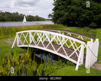 Petit pont à Frensham Great Pond. Churt, près de Farnham, Surrey. UK. Banque D'Images