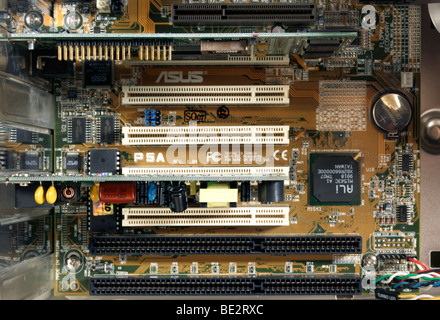 Les slots PCI et AGP sur une carte mère de PC dans l'ordinateur avec connecteur AGP en usage Banque D'Images