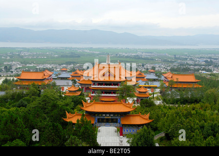 Grand temple Chongsheng temple, complexe, à l'arrière Trois Pagodes et le Lac Erhai, Dali, Yunnan Province, République populaire de Banque D'Images