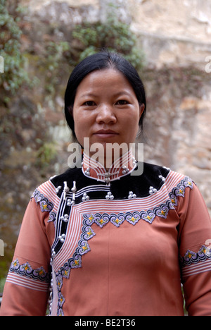 Portrait, l'ethnologie, femme de l'ethnie Hani, self-made, vêtements, 432 Guanhui Avenue Yuanyang, Yunnan Province, République populaire de Banque D'Images