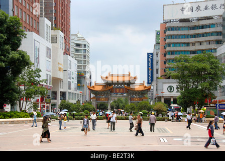 Occupé à la zone piétonne du centre-ville moderne, Kunming, Province du Yunnan, en République populaire de Chine, l'Asie Banque D'Images