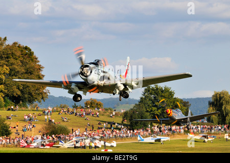 Les chasseurs-bombardiers américains Douglas A-1 Skyraider et North American P-51 Mustang immédiatement après le décollage, le plus grand mee Banque D'Images