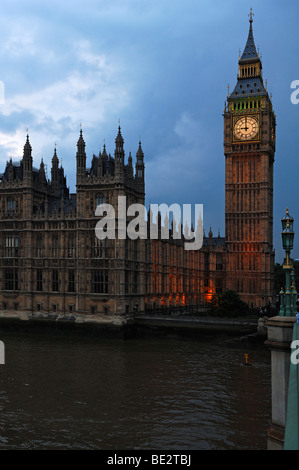 Palais de Westminster et Big Ben au crépuscule vue depuis le pont de Westminster, Londres, Angleterre, Royaume-Uni, Europe Banque D'Images