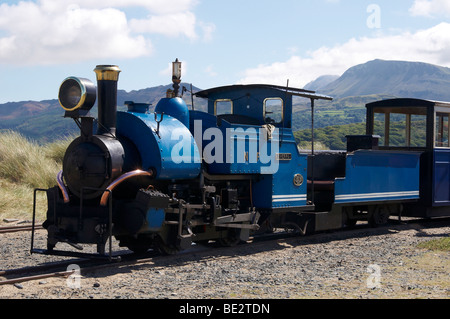 Des trains sur la voie ferrée, Fairbourne 12,25 pouces de fer miniature jauge de Fairbourne au pied de Barmouth ferry, Gwynedd, Pays de Galles. Banque D'Images