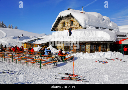 Tressdorfer Alm chalet de ski avec des bancs de la bière au soleil, Tressdorfer Hoehe, Nassfeld, Hermagor, Carinthie, Autriche, Europe Banque D'Images