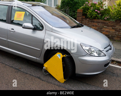 Pince munie d'une roue par le DTAC pour une voiture dont le détenteur n'a pas payé d'impôt véhicule / TAXE valide a disque. UK. Banque D'Images