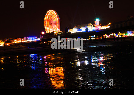 Grande roue illuminée sur Blackpool Central Pier Banque D'Images