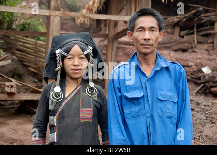 Portrait, l'anthropologie, couple, femme et homme de l'ethnie Akha Pixor, femme portant un costume traditionnel, de l'argent sur un capot Banque D'Images