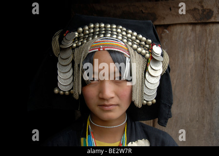 Portrait, l'ethnologie, femme de l'ethnie Akha Pixor en vêtements traditionnels, hood comme un couvre-chef, de nombreuses pièces d'argent comme joyau Banque D'Images