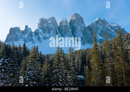 Paysage d'hiver, le Odle Geisler Spitzen/Groupe, Val di Funes, montagnes des Dolomites italiennes, Trentin-Haut-Adige, Tyrol du Sud Banque D'Images