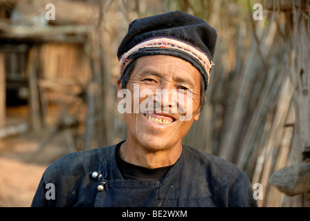 La pauvreté, portrait, l'ethnologie, Yao man smiling et portant un costume traditionnel et hat, village de Ban, Gnot Houeyyoum ou dist Banque D'Images