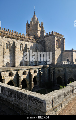 Cloître gothique et la basilique se Catedral de Nossa Senhora da Assuncao cathédrale, Evora, Patrimoine Mondial de l'Alentej Banque D'Images