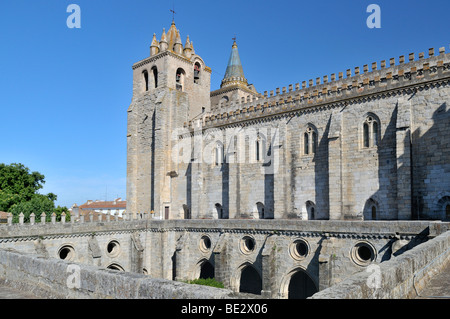 Cloître gothique et la basilique se Catedral de Nossa Senhora da Assuncao cathédrale, Evora, Patrimoine Mondial de l'Alentej Banque D'Images