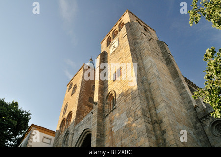 Façade de la basilique se Catedral de Nossa Senhora da Assuncao cathédrale, Evora, UNESCO World Heritage Site, Alentejo, Portugal Banque D'Images