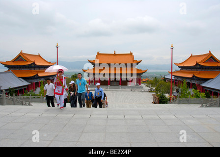 Tourisme, visite guidée, groupe de touristes chinois avec guide, temple Chongsheng, Dali, Yunnan Province, République populaire de Chin Banque D'Images