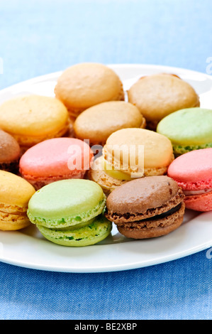 Macaron cookies multicolores frais servis sur une plaque Banque D'Images