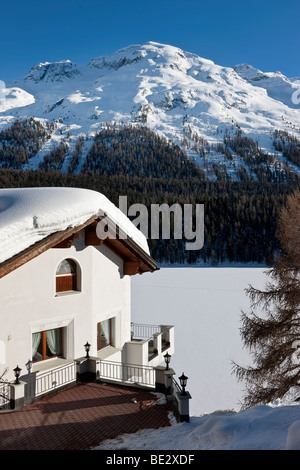 Hiver neige profonde sur un toit à Saint-Moritz, en haute Engadine, Grisons, Haute-engadine, la région Alpes Suisses, Suisse, Europe Banque D'Images