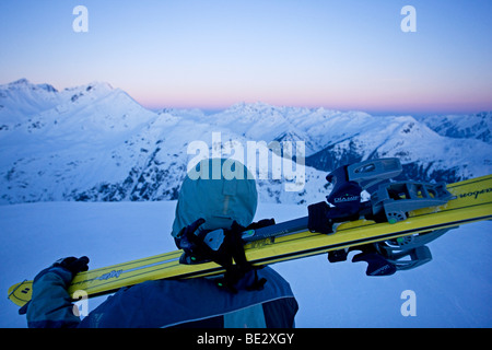 Ski de randonnée, à la recherche sur la montagne enneigée peaks peu avant le lever du soleil, les Alpes du Nord, de Verwall, Tyrol, Autriche, Europe Banque D'Images