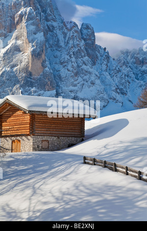 Refuge de montagne en face de Sassolungo mountain, Val Gardena, Dolomites, Tyrol du Sud, Italie, Trentin-Haut-Adige Banque D'Images