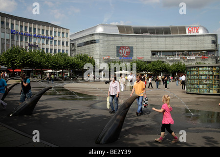 La Koenigsplatz square dans le centre de Kassel, Hesse, Germany, Europe Banque D'Images