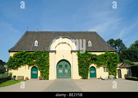 Dependance, Wasserburg Linn château à douves, Krefeld, Rhénanie du Nord-Westphalie, Allemagne, Europe Banque D'Images