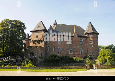 Wasserburg Linn château à douves, Krefeld, Rhénanie du Nord-Westphalie, Allemagne, Europe Banque D'Images