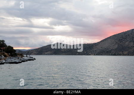 Coucher de soleil sur un fjord grec à Penagia Ile d'Eubée Grèce Banque D'Images