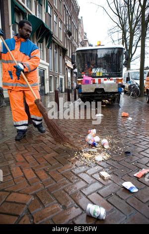 Les nettoyeurs de rue au travail à Amsterdam. Banque D'Images