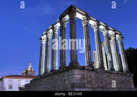 Temple romain de Diane à Evora la nuit, UNESCO World Heritage Site, Alentejo, Portugal, Europe Banque D'Images