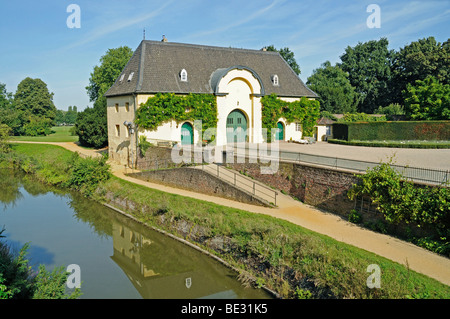 Dépendances et Moat, Wasserburg Linn château à douves, Krefeld, Rhénanie du Nord-Westphalie, Allemagne, Europe Banque D'Images