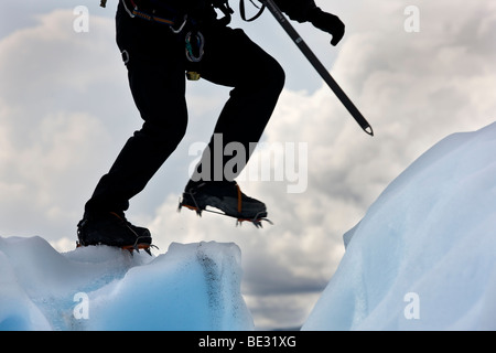 Les alpinistes de sauter une crevasse sur le flanc nord de la montagne, Churgach Matanuska Glacier, le sud de l'Alaska, USA Banque D'Images