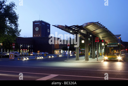 Arrêt de bus en face de la gare principale, Oberhausen, Ruhr, Nordrhein-Westfalen, Germany, Europe Banque D'Images