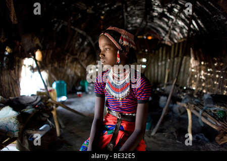 L'afari (nord de l'Etiopie) étaient à l'origine nomades et vivent dans des huttes très primitive faite de paille, de brindilles et d'un morceau de plastique. Banque D'Images