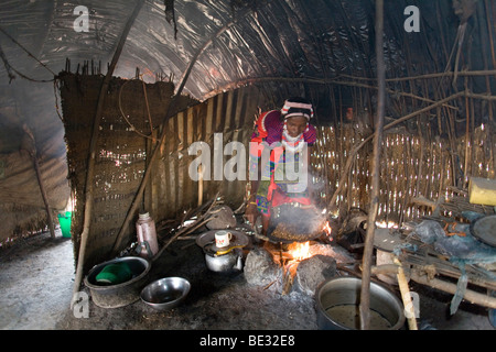 L'afari (nord de l'Etiopie) étaient à l'origine nomades et vivent dans des huttes très primitive faite de paille, de brindilles et d'un morceau de plastique. Banque D'Images