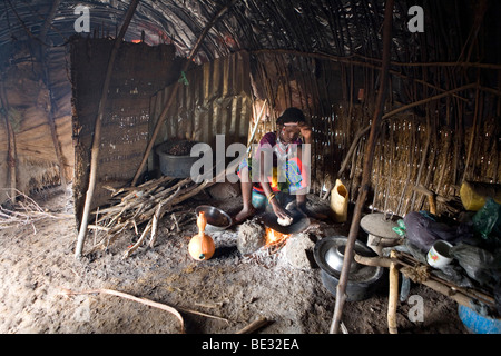 L'afari (nord de l'Etiopie) étaient à l'origine nomades et vivent dans des huttes très primitive faite de paille, de brindilles et d'un morceau de plastique. Banque D'Images