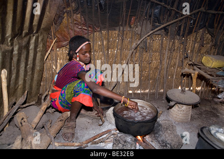 L'afari (nord de l'Etiopie) étaient à l'origine nomades et vivent dans des huttes très primitive faite de paille, de brindilles et d'un morceau de plastique. Banque D'Images