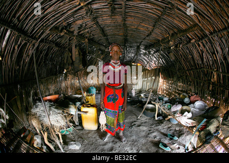 L'afari (nord de l'Etiopie) étaient à l'origine nomades et vivent dans des huttes très primitive faite de paille, de brindilles et d'un morceau de plastique. Banque D'Images