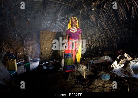 L'afari (nord de l'Etiopie) étaient à l'origine nomades et vivent dans des huttes très primitive faite de paille, de brindilles et d'un morceau de plastique. Banque D'Images