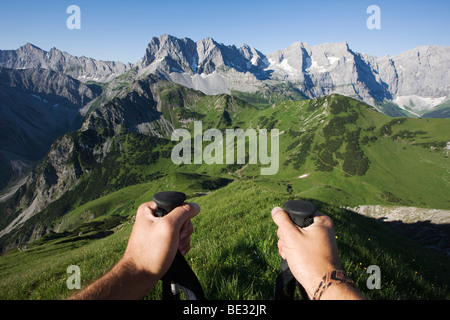 Mountaineer en face des montagnes du Karwendel, Tyrol du Nord, l'Autriche, Europe Banque D'Images