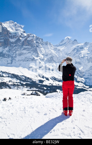Wetterhorn et fille de montagnes, Grindelwald, Jungfrau Region, Oberland Bernois, Alpes Suisses, Suisse Banque D'Images