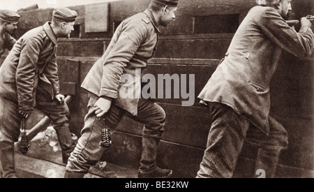 Soldats allemands en tenue des grenades à main tranchée au cours de la Première Guerre mondiale. Banque D'Images