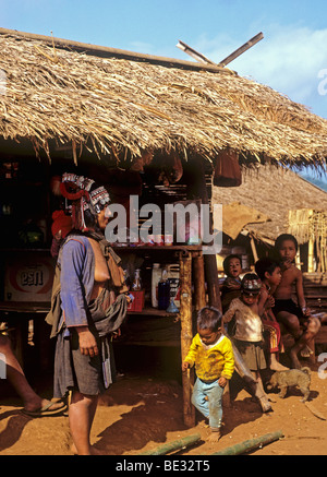 2689. Femme et Famille de la tribu Akha, le nord de la Thaïlande. Banque D'Images