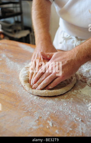 La cuisson de la pâte à pizza-- part jeté baker homme hommes Banque D'Images