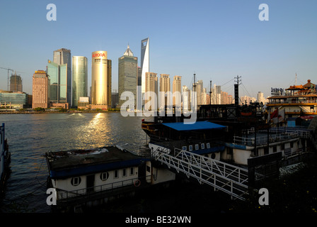 Toits de maisons du quartier financier de Pudong avec la tour Jin Mao, le monde de la finance et de la rivière Huangpu avec voile Banque D'Images