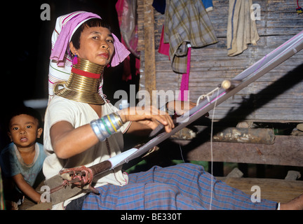 2739. Femme de la Paduang ou Long Col Karen Hill Tribe, le nord de la Thaïlande. Banque D'Images