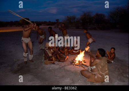 Bushman Naro (San) Danse, Central Kalahari, Botswana Banque D'Images